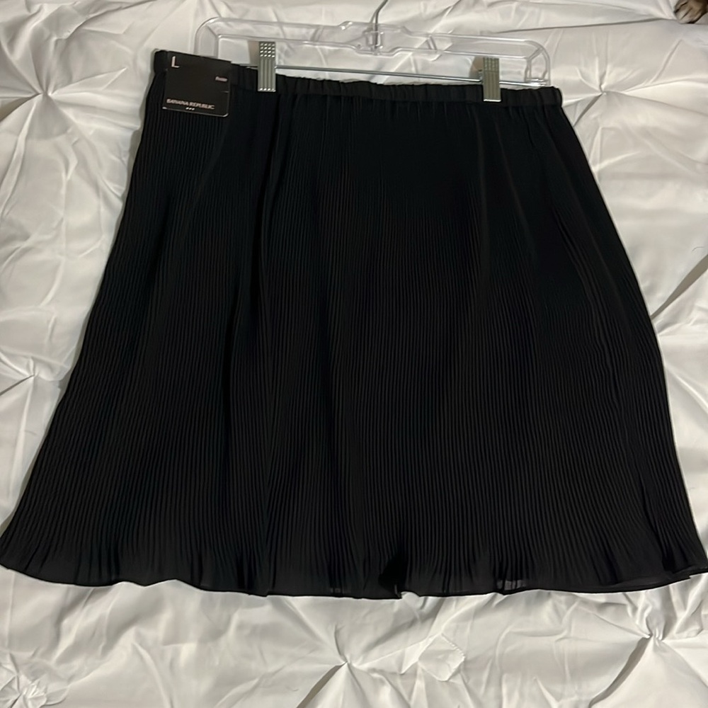 Banana Republic Pleated Black Knee-Length A-Line Skirt. Size L Petite - Picture 8 of 10